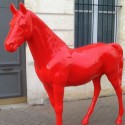 Statue-Pferd Lackiertem Rot